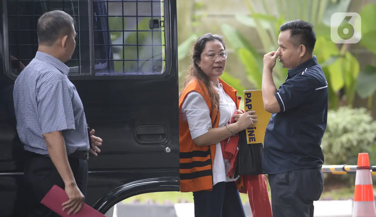 Mantan anggota Bawaslu, Agustiani Tio Fridelina tiba akan menjalani pemeriksaan di Gedung KPK, Jakarta, Selasa (4/2/2020). Agustiani Tio Fridelina diperiksa terkait kasus dugaan penerimaan hadiah atau janji penetapan anggota DPR Terpilih 2019-2024. (merdeka.com/Dwi Narwoko)