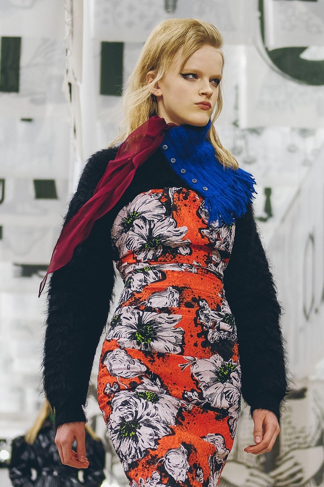 PFW FALL 2018: Elle Fanning Debut Jadi Model Runway untuk 