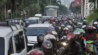 Keramaian arus mudik pesepeda motor memadati Jalur Kalimalang, Bekasi, Jawa Barat, Rabu (13/6) pagi. Data sementara tercatat hingga pagi ini sekitar 40 ribuan kendaraan roda dua melintas jalur Kalimalang arah Pantura. (Merdeka.com/Iqbal S. Nugroho)