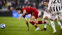 Gelandang AS Roma, Nicolo Zaniolo berusaha membawa bola saat bertanding melawan Juventus pada pertandingan lanjutan Liga Serie A Italia di stadion Turin Allianz, Italia, Senin (18/10/2021). Juventus menag atas Roma dengan skor tipis 1-0. (Fabio Ferrari/LaPresse via AP)