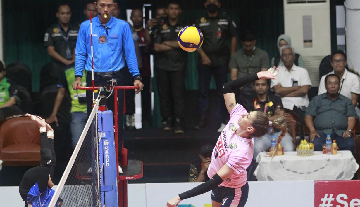 Pemain Gresik Petrokimia Pupuk Indonesia, Julieta Constanza Lazcano melepaskan spike saat menghadapi Jakarta Pertamina Fastron pada laga Final Four Proliga 2023 di GOR Tri Dharma, Gresik, Jawa Timur, Jumat (24/2/2023). Gresik Petrokimia Pupuk Indonesia menang 3-1 (23-25, 25-14, 25-19 dan 25-19). (Dok. Proliga 2023)