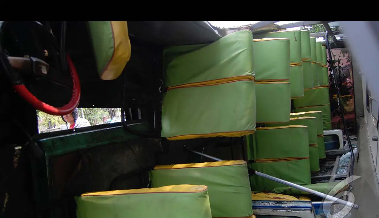 Peristiwa itu terjadi di Jl Gunung Sahari, Jakarta Pusat, Rabu (30/7/2014) jelang siang. Belum diketahui apakah ada korban jiwa dalam peristiwa lalulintas di hari ketiga Lebaran ini (Liputan6.com/Faizal Fanani)