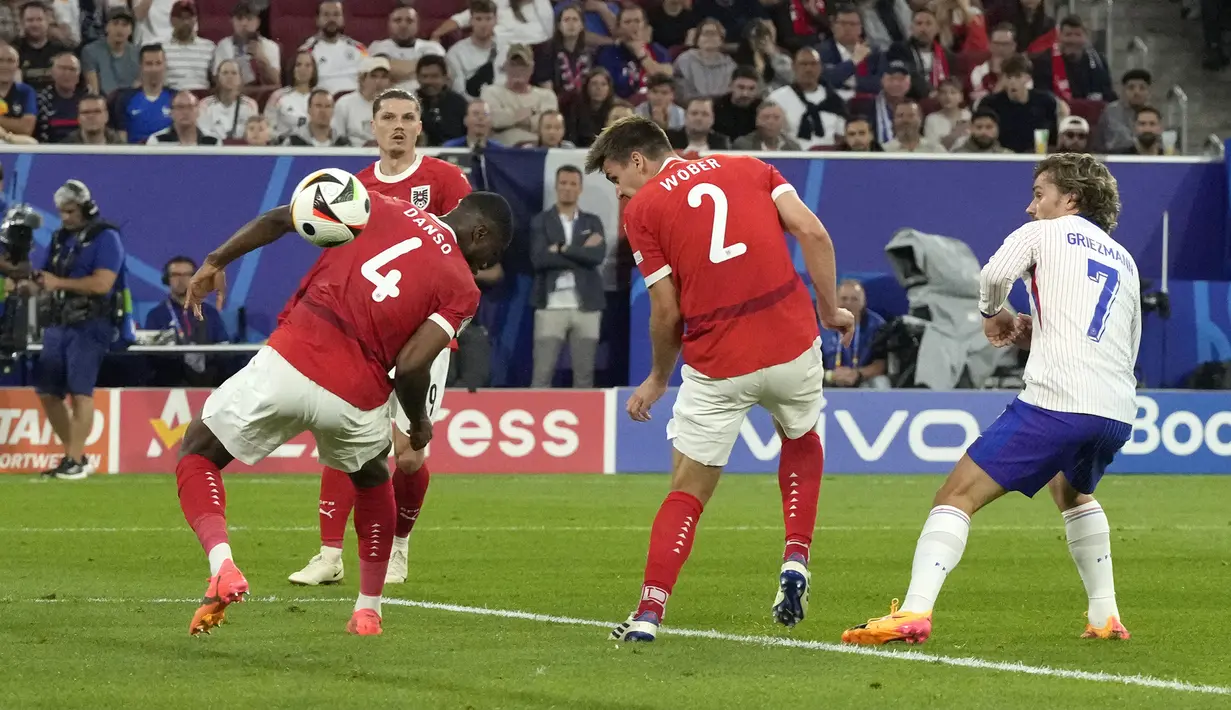 Bek Timnas Austria, Maximilian Wober menjadi pemain kedua yang mencetak gol bunuh diri di ajang Euro 2024. Masih pada matchday pertama saat Austria menghadapi Prancis di Grup D (17/6/2024), gol bunuh dirinya menjadi satu-satunya gol yang tercipta hingga Austria kalah 0-1. Tandukannya pada menit ke-38 untuk menghalau umpan silang Kylian Mbappe justru masuk ke gawang sendiri. (AP Photo/Frank Augstein)