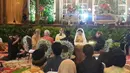 Ridwan memberikan mas kawin logam mulia seberat 25 gram. Setelah dinyatakan syah oleh saksi yang hadir, senyum ceria begitu terlihat dari kedua mempelai yang dipertemukan lewat film televisi (FTV) tahun 2015 silam.(Muhammad Altaf Jauhar/Bintang.com)