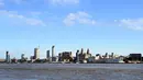 File foto 13 Oktober 2020, bangunan di tepi pantai Liverpool termasuk Liver Building terlihat di seberang Sungai Mersey. Kota Liverpool telah dihapus dari daftar situs warisan dunia UNESCO pada 21 Juli 2021 karena hadirnya bangunan baru yang merusak daya tarik dermaga Victoria. (Paul ELLIS/AFP)