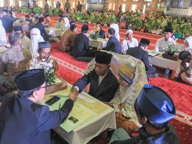 Puluhan pasangan pengantin saat mengikuti Isbat nikah massal 2025 di Mesjid Istiqlal, Jakarta, Rabu (3/12/2025). Masjid Istiqlal Jakarta melakukan kegiatan Nikah Massal Gratis yang diikuti 51 pasangan. (merdeka.com/Arie Basuki)