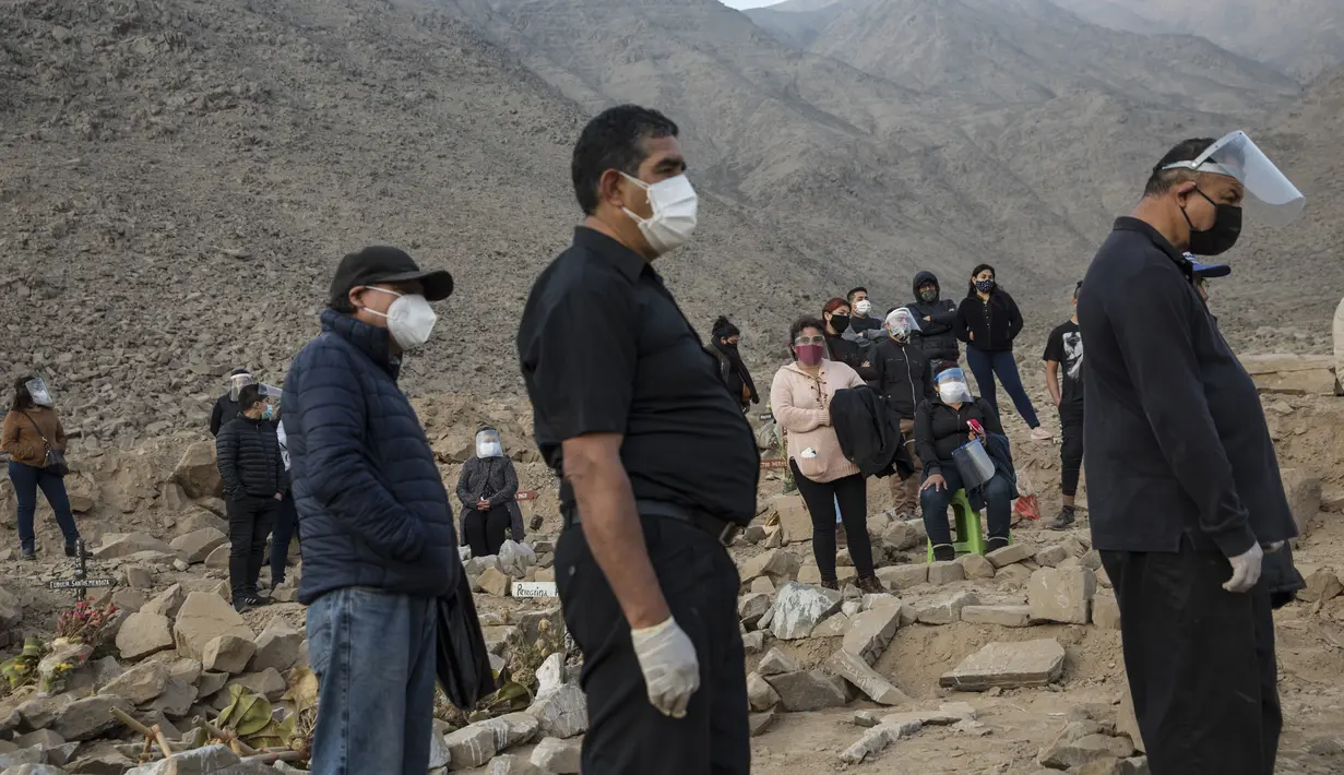 Kerabat menghadiri pemakaman jenazah Vicenta Panduro Panduro (87) yang meninggal karena komplikasi COVID-19 di Carabayllo, Lima, Peru, Selasa (25/8/2020). Total kasus COVID-19 di Peru mencapai 600 ribu dengan 407 ribu sembuh dan 27.813 wafat. (AP Photo/Rodrigo Abd)