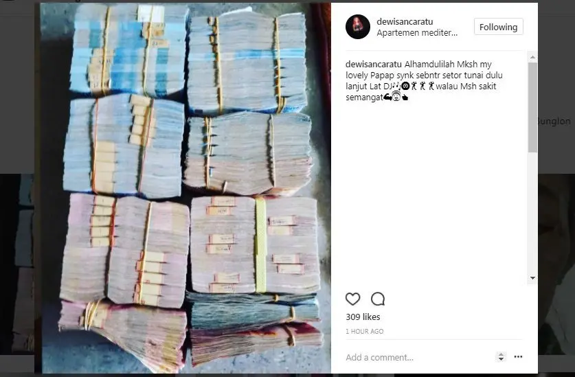 Dewi Sanca pamer gepokan uang ini di Instagram. [foto: instagram/dewisancaratu]