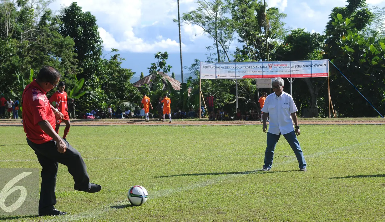 Dirut Pertamina, Dwi Soetjipto (kanan) menanti operan bola jelang laga trofeo di Korem Manokwari, Papua Barat, Selasa (16/8). Jelang perayaan HUT RI ke-71, PT Pertamina mengadakan laga trofeo di Manokwari. (Liputan6.com/Helmi Fithriansyah)