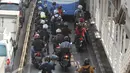 Pengendara memasuki jalur bus Transjakarta di Jalan Mampang, Jakarta, Senin (13/6). Aturan tilang dan denda  ini terhitung mulai Senin (13/6). (Liputan6.com/Gempur M Surya)