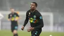 Bek Inter Milam, Denzel Dumfries berselebrasi usai mencetak gol ke gawang Torino pada pertandingan lanjutan Liga Serie A Italia di Stadion San Siro, di Milan, Italia, Kamis (23/12/2021). Inter Milan menang tipis atas Torino dengan skor 1-0. (AP Photo/Luca Bruno)