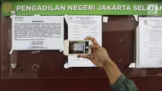 Pengunjung mengambil gambar pengumuman pembekuan Jamaah Ansharut Daulah (JAD) di salah satu papan pengumuman PN Jakarta Selatan, Senin (6/8). Jaksa melaksanakan eksekusi putusan pembekuan JAD sebagai organisasi terlarang. (Liputan6.com/Herman Zakharia)
