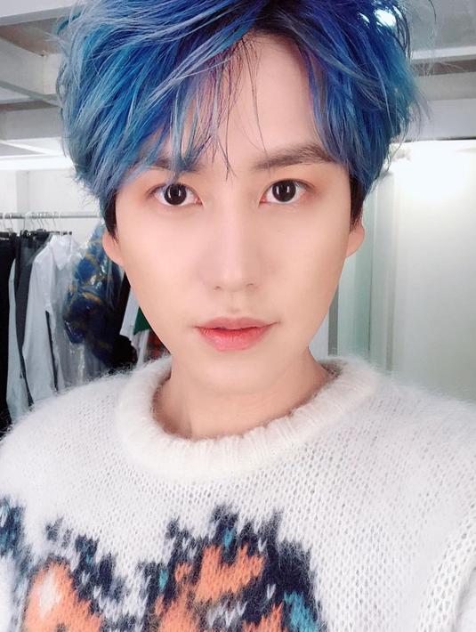 Kyuhyun selfie mengenakan sweater rajut bergambar saat rambutnya masih di cat biru terang. Penyanyi yang memiliki nama panggilan Captain Cho ini terlihat sering mengenakan sweater rajutnya di berbagai acara. (Instagram/@gyuram88)