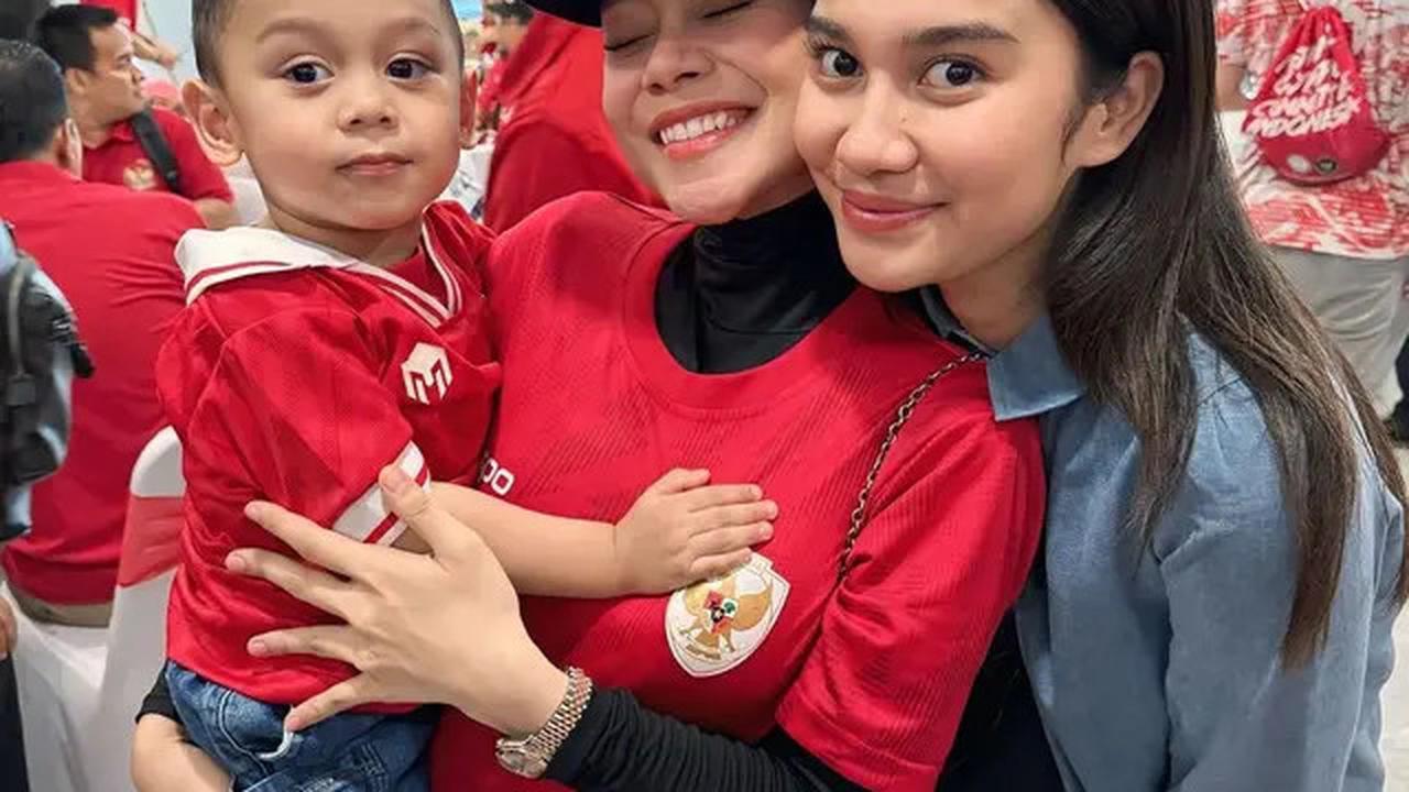 Potret 7 Artis Nonton Indonesia Vs Australia, Kehadiran Azizah Salsha Disorot