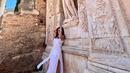 Sebagai negara yang memiliki banyak destinasi wisata alam, Turki juga memiliki kawasan wisata historis seperti Kota Kuno Ephesus. Jalan-jalan di Kota Kuno akan menemukan berbagai bangunan bersejarah yang menarik untuk menjadi spot foto. (Liputan6.com/IG/@tamarableszynskiofficial)