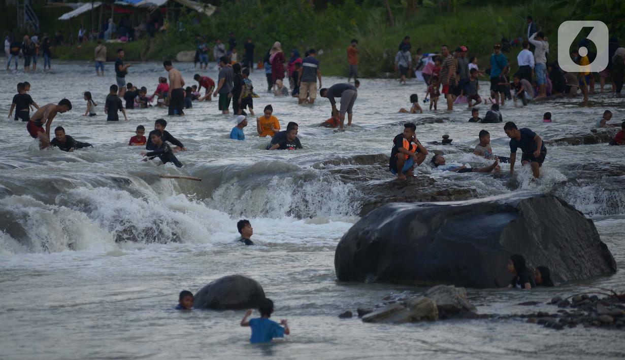 <p>Wisatawan  berenang di aliran sungai Cipamingkis  Kecamatan Sukamakmur, kabupaten Bogor, Jawa Barat, Kamis (5/5/2022). Warga memanfaatkan aliran sungai tersebut sebagai sarana hiburan Hari Raya Idul Fitri 1443 Hijriah. (merdeka.com/Imam Buhori)</p>