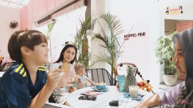 Jessica Iskandar dan keluarga mengenai kehidupan di Bali (Foto: Screenshot YouTube Jessica Iskandar EL JEDAR DAN DON SARAPAN JAJANAN SD VERSI BALI, ENAKAN DI JAKARTA ?)