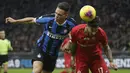 Striker Inter Milan, Lautaro Martinez, duel udara dengan pemain Fiorentina, Federico Ceccherini, pada laga Coppa Italia di Stadion San Siro, Rabu (29/1/2020). Inter Milan menang 2-1 atas Fiorentina. (AP/Luca Bruno)