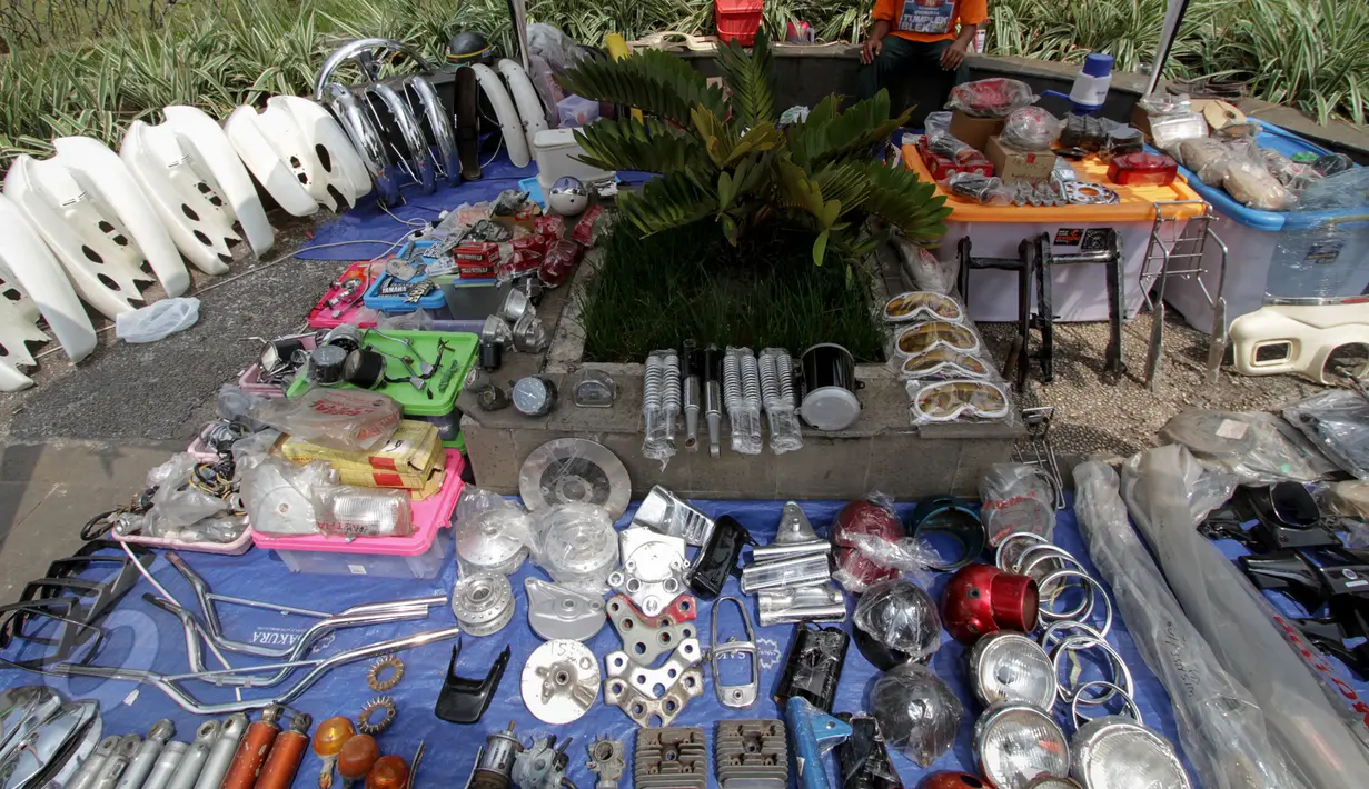 Dagangan salah satu pedagang yang dijajakan di Pasar Maci atau pasar barang-antik di Taman Menteng, Jakarta, Minggu (31/5). Acara tersebut menjual barang antik dari kacamata, botol minuman, hingga aksesoris motor klasik. (Liputan6.com/Faizal Fanani)