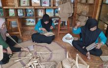 Dari Sampah Jadi Rupiah: Kerajinan Limbah Kertas Tegal Maja Bidik Pasar Ekspor, Pernah Diborong Pembeli Belanda!