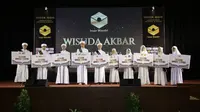 Ratusan hafiz dan hafizah Al-Qur’an mengikuti wisuda di Balai Pemuda Surabaya, Jumat (29/3/2024). Penghafal Al-Qur’an ini merupakan binaan dari Yayasan Insan Mandiri melalui program dakwah Ustadzqu.