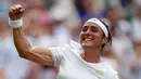 Petenis Tunisia Ons Jabeur merayakan kemenangan atas Petra Kvitova dari Republik Ceko selama pertandingan tenis tunggal putri mereka pada hari kedelapan Kejuaraan Wimbledon 2023 di The All England Tennis Club di Wimbledon, London barat daya, pada 10 Juli 2023. ( Adrian DENNIS / AFP)