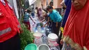 Warga terdampak kekeringan mendapatkan bantuan air bersih yang disalurkan PMI di Rawa Geni, Cipayung, Kota Depok, Rabu, 2 September 2026. (KLY/ Arie Basuki).