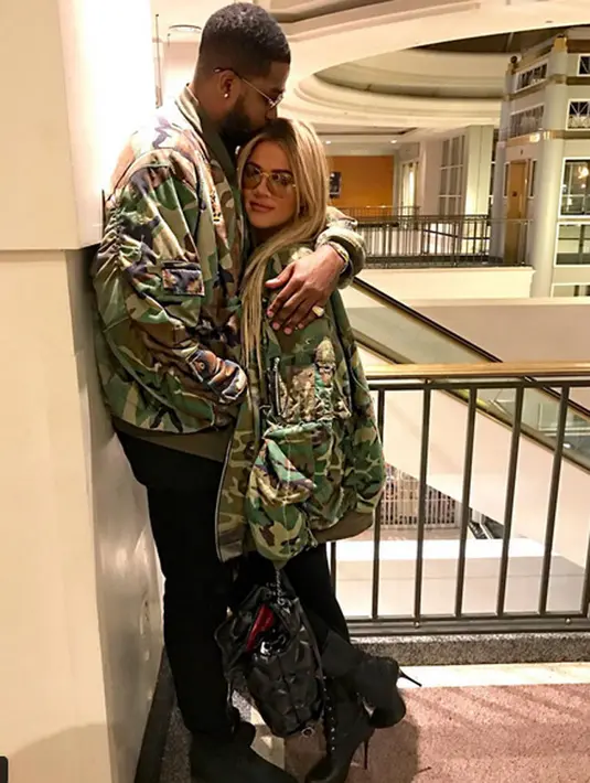 Kourt memakai boots kulit berwarna hitam dan Kaos Yeezy sweatshirt, sedangkan Khloe dengan atasan yang tetap berwarna hitam serta boots kulitnya yang membuat dirinya tampak seksi. (Instagram/khloekardashian)