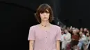Elemen khas Rumah Mode ini ditata ulang melalui siluet yang ekstra. Jaket mini berbahan wol merah muda dipadukan dengan mini skirt, kian unik dengan aksen layer maxi dress berbahan tulle.  [Foto: Chanel.dok]