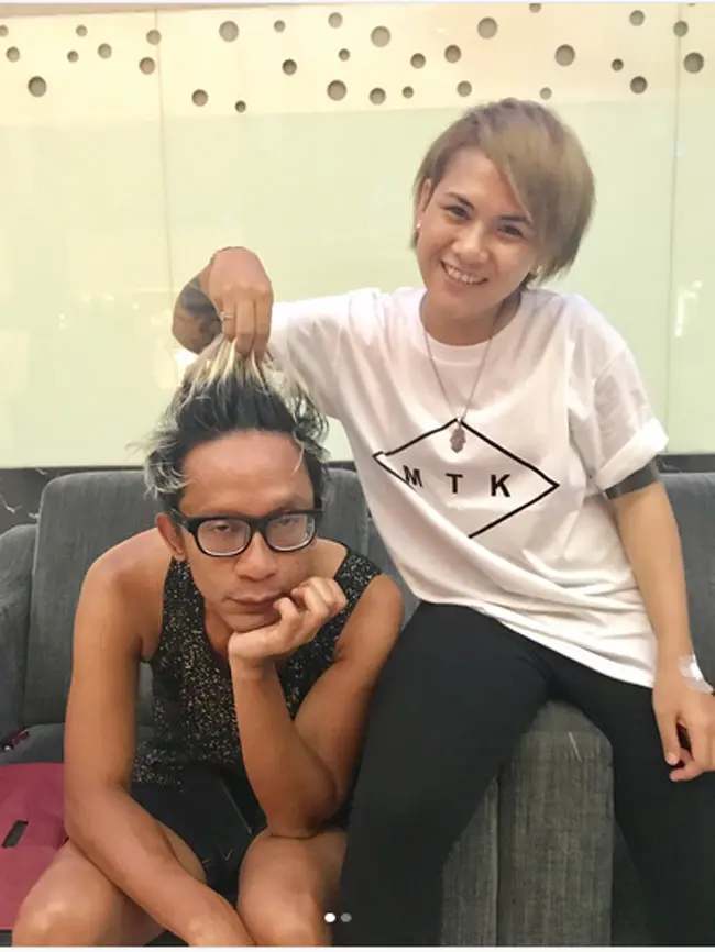 "Cepet sembuh Bi Semangat!!!! Jgn lupa kunyitmadunya. #mukakuyu #badanlayu," tulis Aming sebagai keterangan foto saat berdua dengan Evelyn, Selasa (12/9/2017). (Instagram/ev0124)