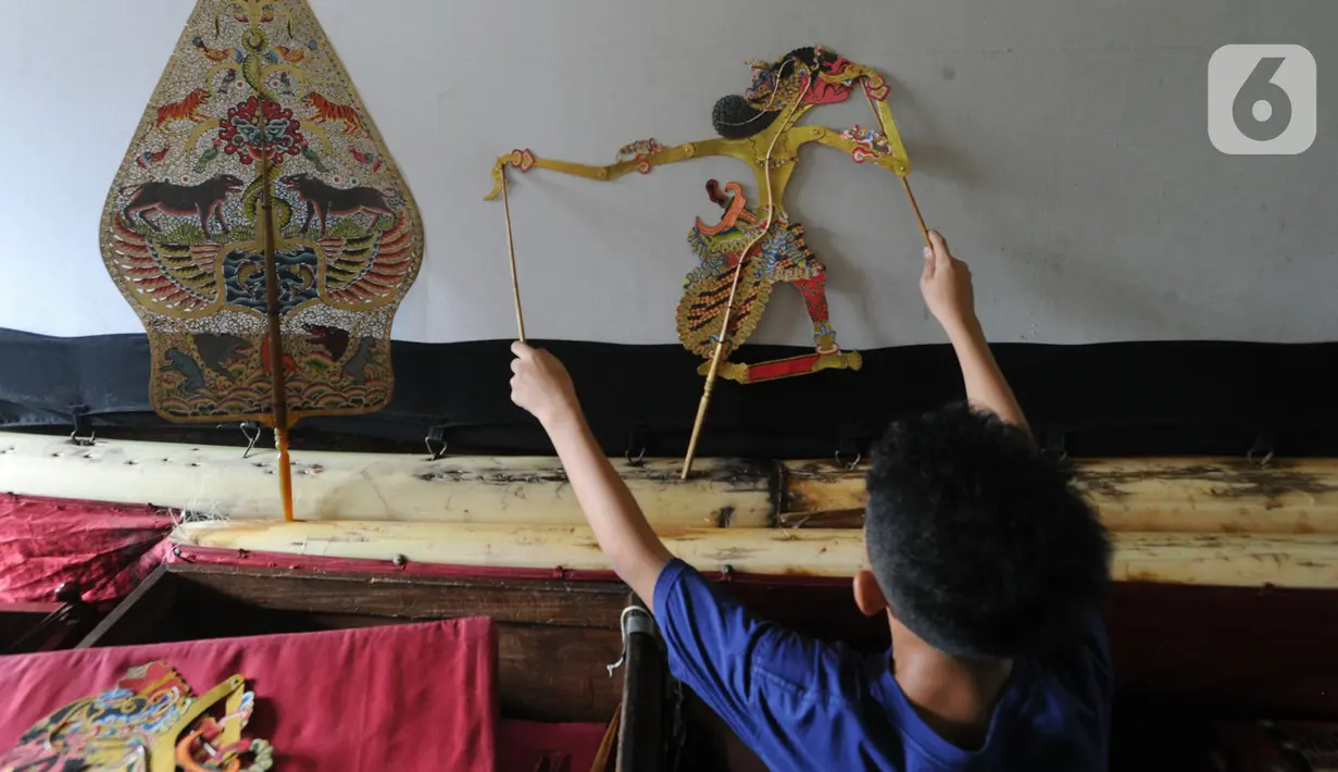 Seorang anak berlatih mendalang wayang kulit di Sanggar Nirmalasari, Cinere, Depok, Jawa Barat, Minggu (9/2/2020). Lebih dari 30 siswa dari sekitar Jabodetabek berlatih mendalanag dan seni karawitan di Sanggar Nirmalasari. (merdeka.com/Arie Basuki)