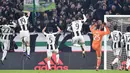 Para pemain Juventus merayakan kemenangan sekaligus lolos ke semifinal usai menyingkirkan AC Milan pada laga perempat final Coppa Italia di Juventus Stadium, Turin, (25/1/2017). Juventus menang 2-1. (EPA/Alessandro Di Marco)