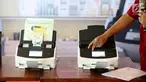 Seorang karyawan mengoperasikan scanner Fujitsu ScanSnap iX1500 di Jakarta, Selasa (19/3). Scanner yang memiliki fitur kecerdasan buatan (Artificial Intelligence/ AI) mampu mempelajari dan beradaptasi terhadap penggunanya. (Liputan6.com/Fery Pradolo)