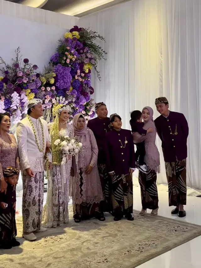 6 Gaya Full Team Keluarga Sule di Acara Akad Nikah Rizky Febian & Mahalini, Baby Adzam Kompak Pakai Beskap Ungu dengan Sang Ayah