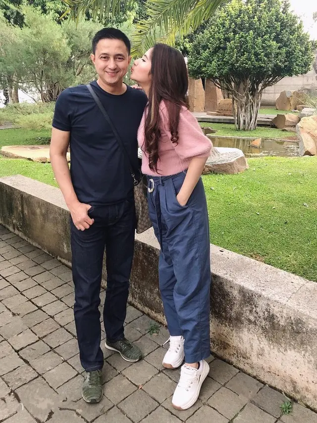 6 Potret Pebulutangkis Ricky Soebagdja dan Istri yang Terpaut 26 Tahun, Jarang Tersorot