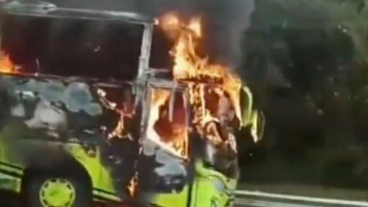 Bus Pariwisata Hangus Terbakar di Tol Cipali Arah Jakarta, Diduga Korsleting Listrik