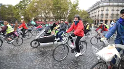 Sejumlah orang mengendarai sepeda menikmati car free day atau hari bebas mobil di Place de la Bastille, Paris, Prancis (1/10). (AFP Photo/Eric Feferberg)