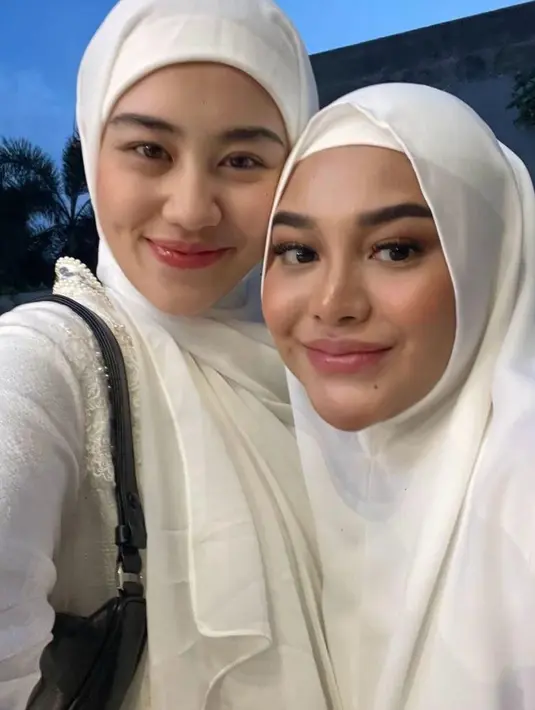 Selain KD, Ashanty, Anang, Amora, Azriel, Kellen, Sarah Menzel, Thariq Halilintar, hingga Aaliyah Massaid juga datang. Mereka kompak kenakan busana warna putih. [@aurelie.hermansyah]