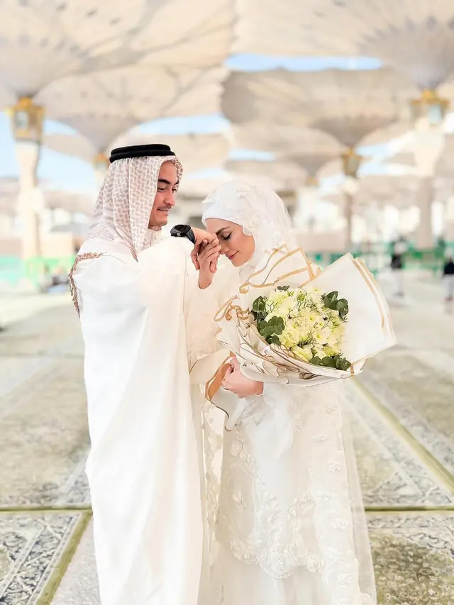 6 Potret Zumi Zola dan Putri Zulkifli Hasan Resmi Menikah di Madinah, Serasi dengan Busana Timur Tengah Rancangan Desainer Tanah Air