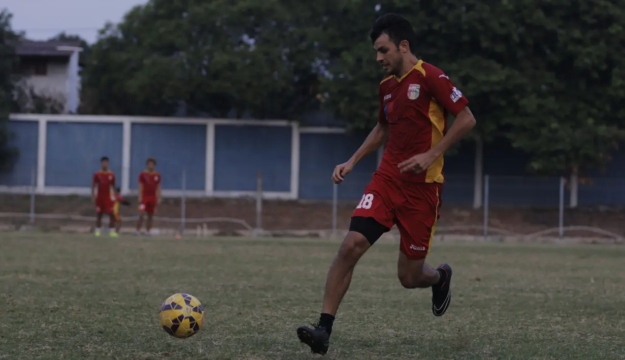 Penyerang Mitra Kukar, Carlos Raul mengontrol bola saat berlatihan jelang pertandingan melawan Arema Cronus di Lapangan Bea Cukai, Jakarta, Senin (12/10/2015). (Bola.com/Vitalis Yogi Trisna)