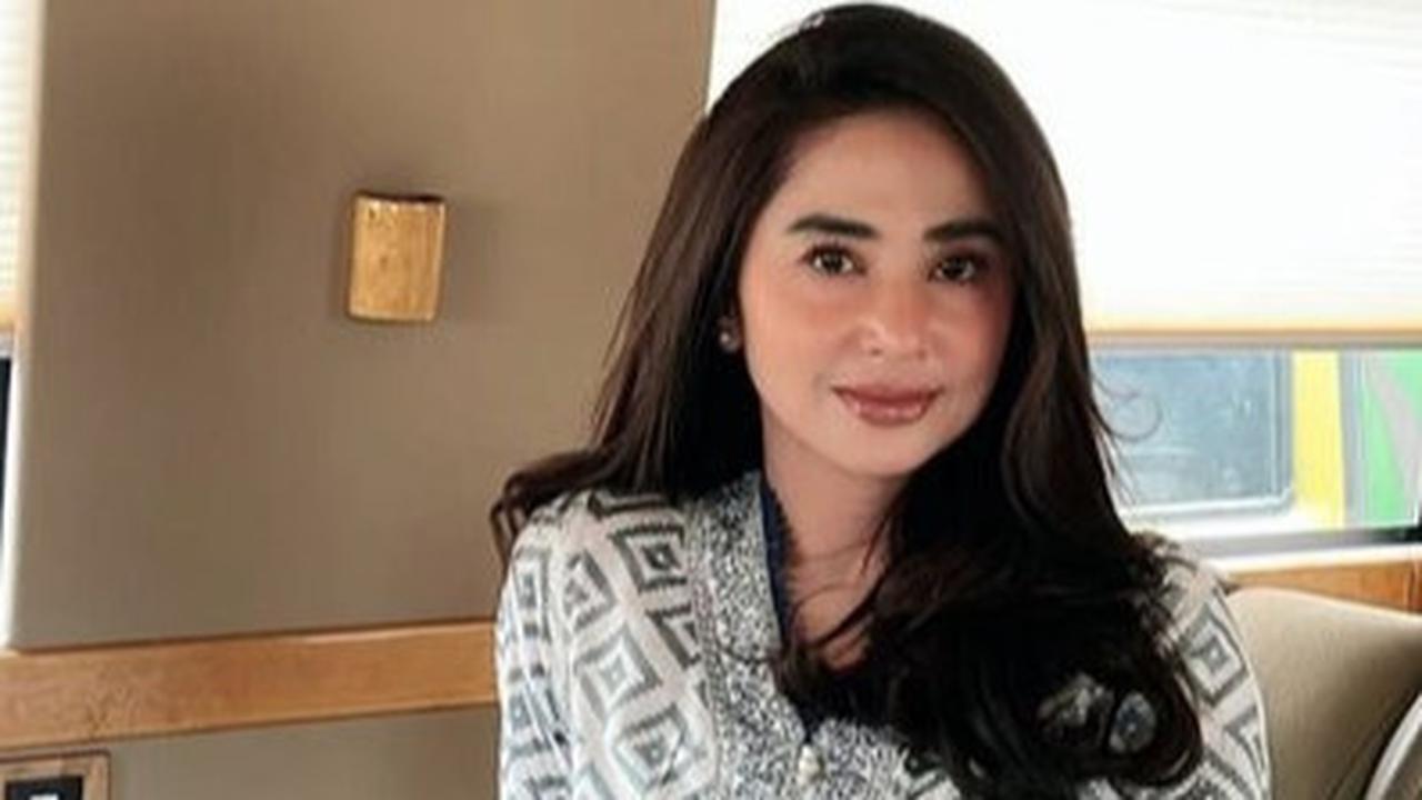 Dewi Perssik Buka Suara Usai Bagi-bagi THR Rp10.000 dan Beras 5Kg Malah Banjir Hujatan