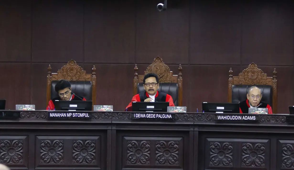 Ketua Hakim Mahkamah Konstitusi I Dewa Gede Palguna (tengah) dan anggota Hakim Mahkamah Konstitusi Manahan MP Sitompul (kiri) dan Wahiduddin Adams saat sidang uji UU BUMN di Jakarta, Senin (5/3). (Liputan6.com/Angga Yuniar)