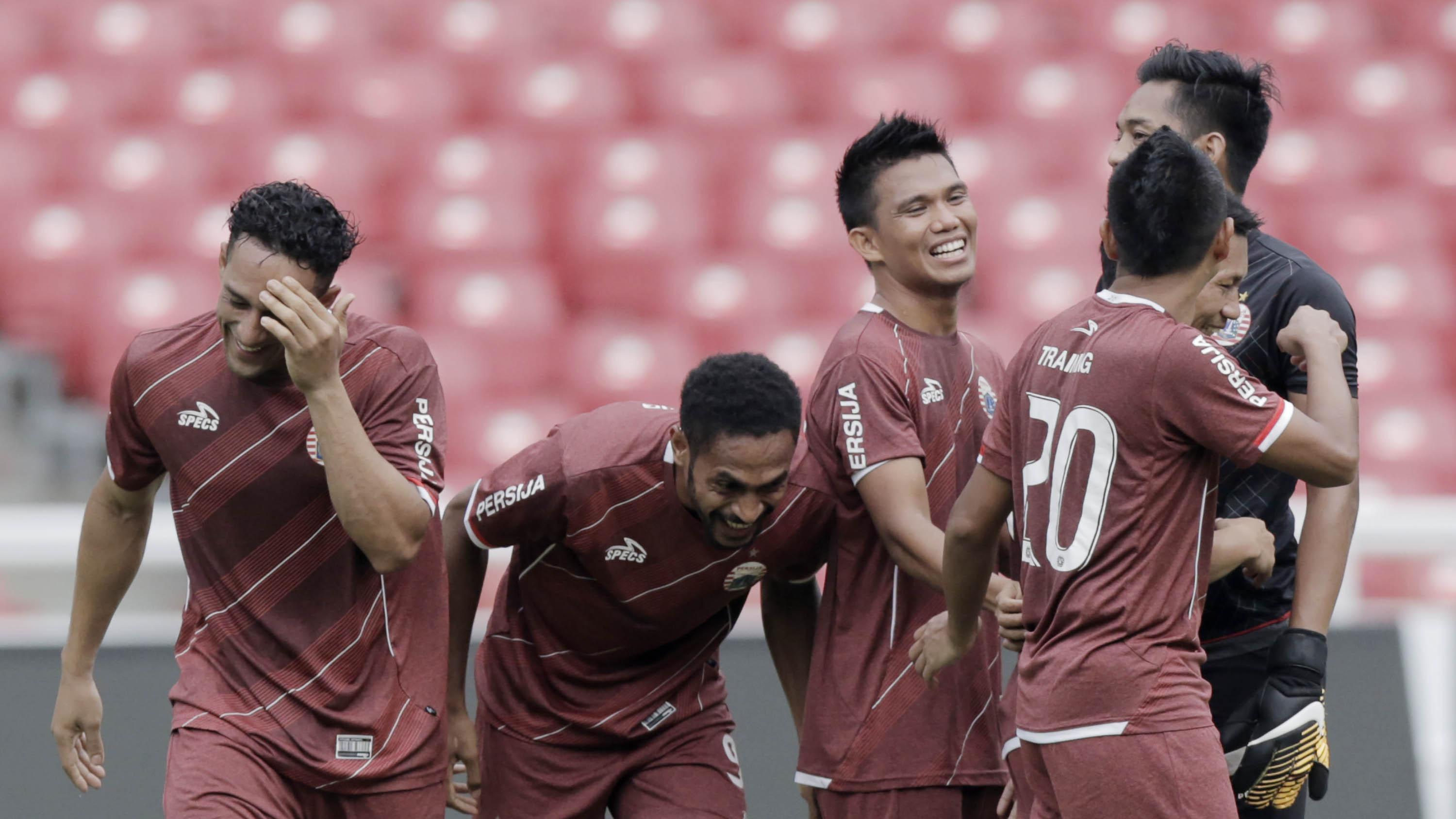Pemain Persija Jakarta tampak ceria saat latihan jelang laga perdana Liga 1 di SUGBK, Jakarta, Kamis (22/3/2018). Persija akan berhadapan dengan Bhayangkara FC. (Bola.com/M Iqbal Ichsan)