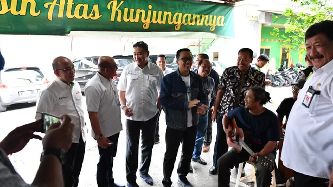 Tanpa Ada Jarak, Menpora Asyik Bercengkrama dan Makan Bersama Pengamen