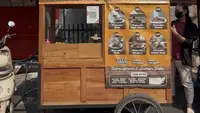 Unik, Bule Jerman Jual Pancake Pakai Gerobak di Pinggiran Jalan Jakarta