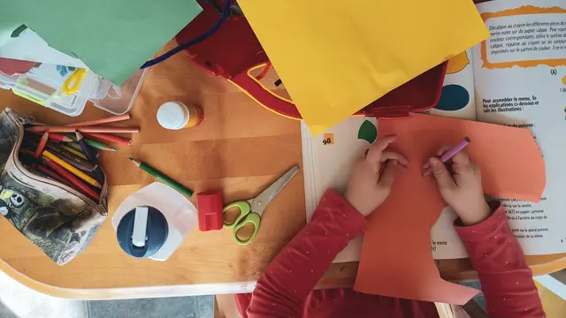 Contoh ilustrasi ruang untuk menenangkan diri dengan mewarnai