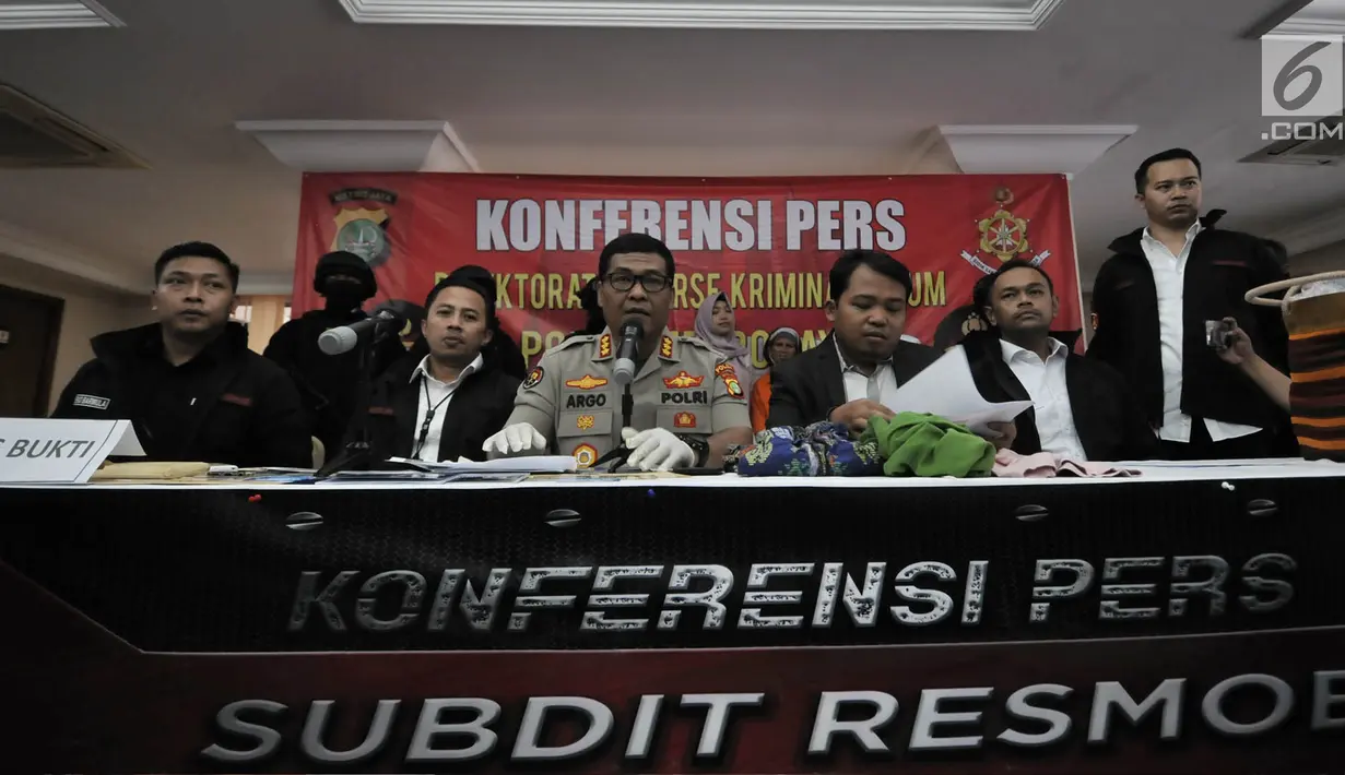 Kabid Humas Polda Metro Jaya Kombes Argo Yuwono (kedua kiri) didampingi Ketua KPAI Susanto (ketiga kanan) dan Kasubdit Resmob Polda Metro Jaya memberikan keterangan saat rilis pengungkapan kasus penculikan balita ASA (3) di Mapolda Metro Jaya, Jakarta, Senin (15/4). (merdeka.com/ Iqbal S. Nugroho)