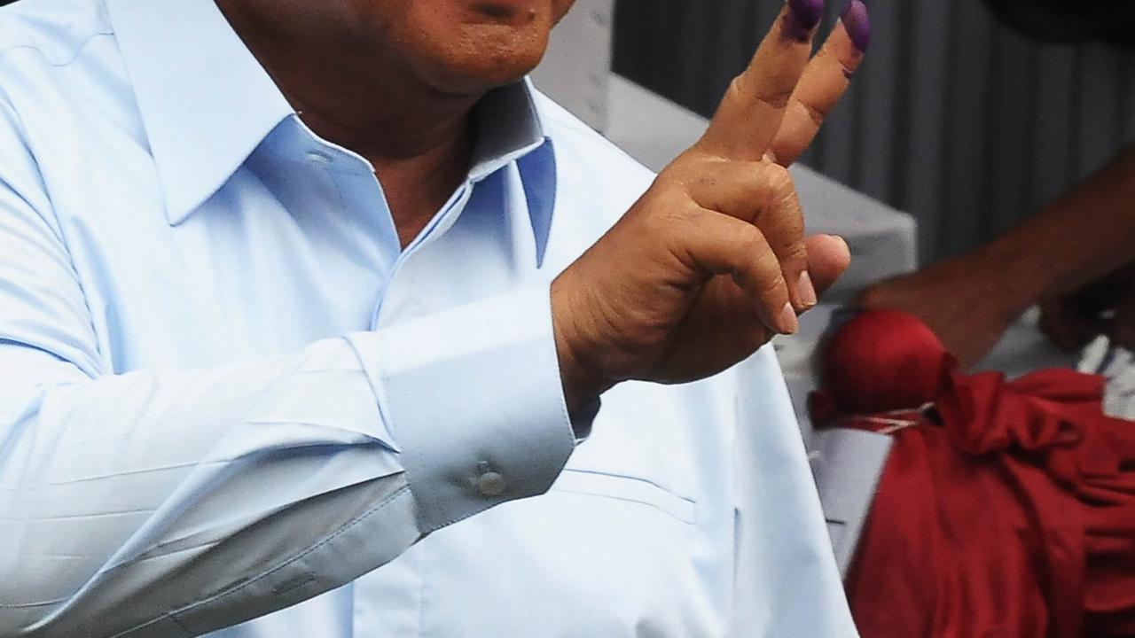 FOTO: Pose Prabowo dengan Tinta Dua Jari Usai Mencoblos di TPS 033 Bojong Koneng