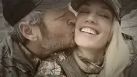 Blake Shelton mencium mesra Gwen Stefani [foto: hollywoodlife]