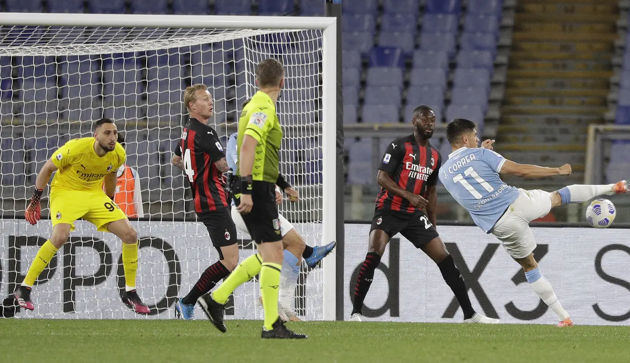 Striker Lazio, Joaquin Correa (kanan) melepaskan tendangan yang berbuah gol pertama timnya ke gawang AC Milan dalam laga lanjutan Liga Italia 2020/2021 pekan ke-33 di Olimpico Stadium, Roma, Senin (26/4/2021). Lazio menang 3-0 atas AC Milan. (AP/Gregorio Borgia)